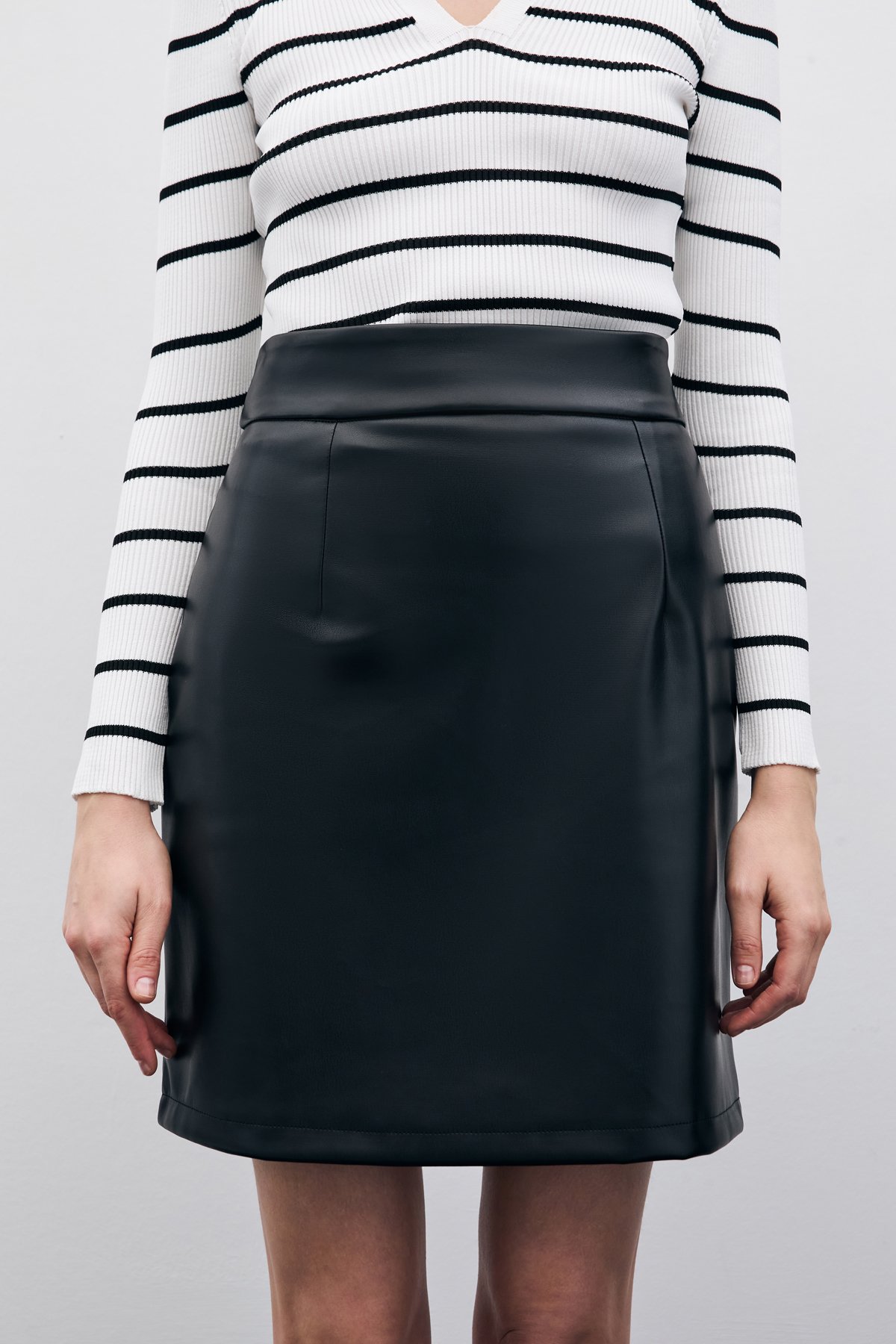 sardonlu-deri-etek-siyah-8f9a8f