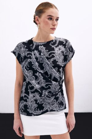 aksesuar-detayli-bluz-siyah-51e1e1