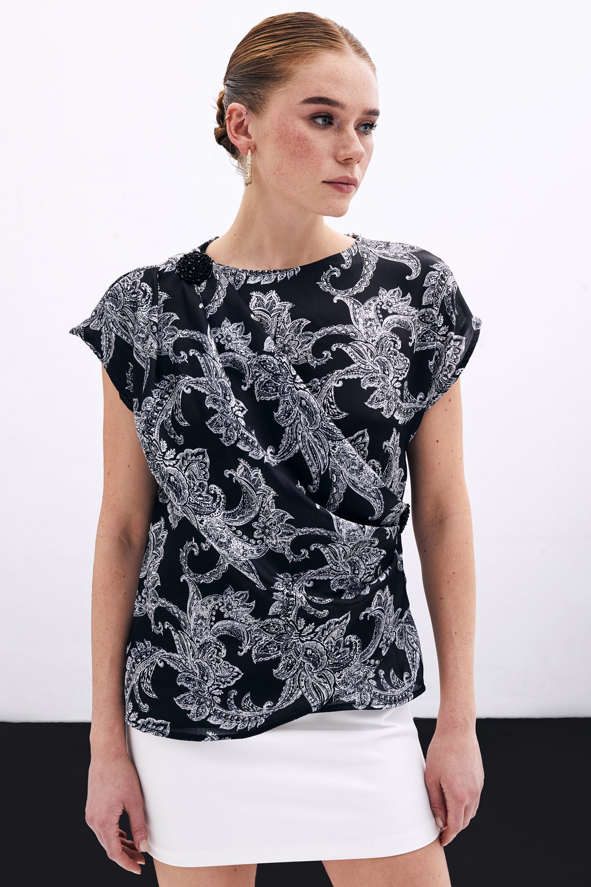 aksesuar-detayli-bluz-siyah-51e1e1