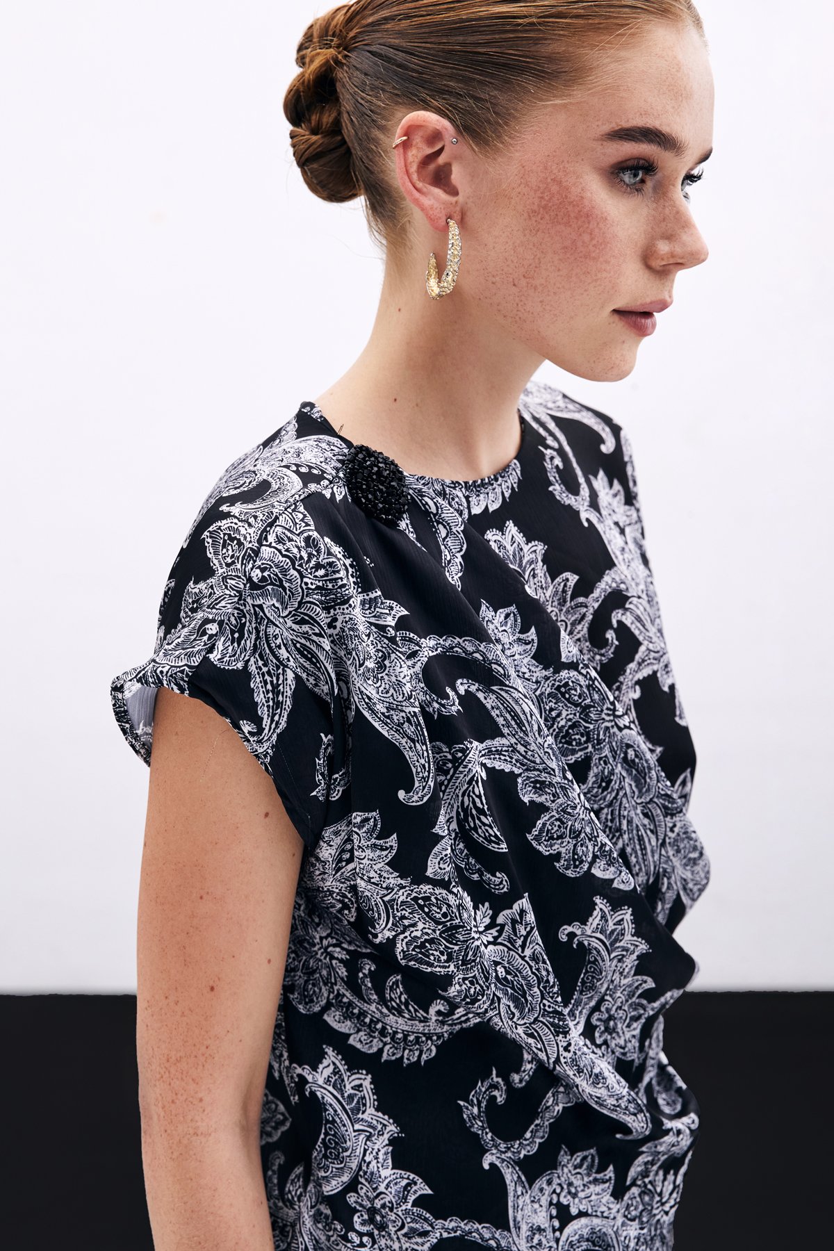 aksesuar-detayli-bluz-siyah-c2-4dc